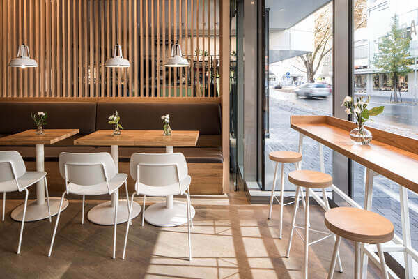 Mẫu thiết kế quán cafe 5x20 tận dụng ánh sáng tự nhiên.