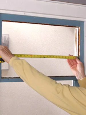 Cẩn thận đo kích thước khung cửa để lắp kính vào