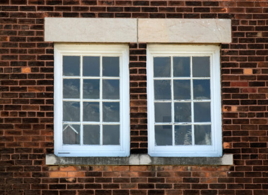 Mẫu khung bảo vệ cửa sổ bằng gỗ cho chung cư trên cao