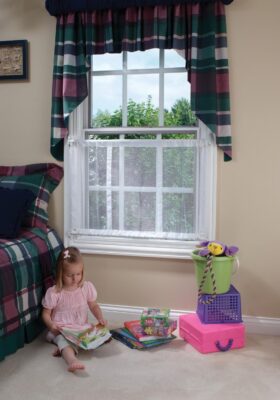 Mẫu khung bảo vệ cửa sổ bằng gỗ cho gia đình có trẻ nhỏ